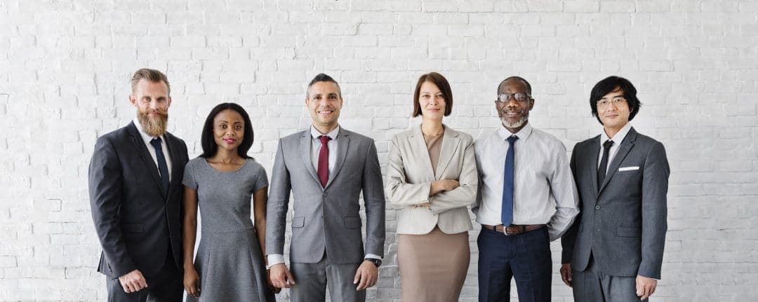 Professionisti di uno studio a confronto su una pratica